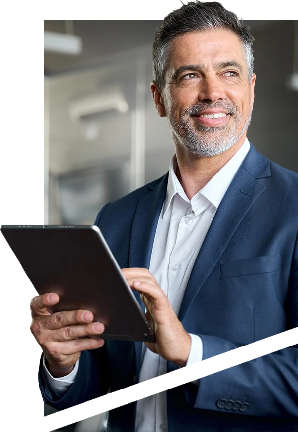 Imagem representando um profissional analisando informações em dispositivo digital, simbolizando a busca por conhecimento, inovação e excelência que caracteriza a atuação do IBDA na formação de especialistas em Direito do Agronegócio.